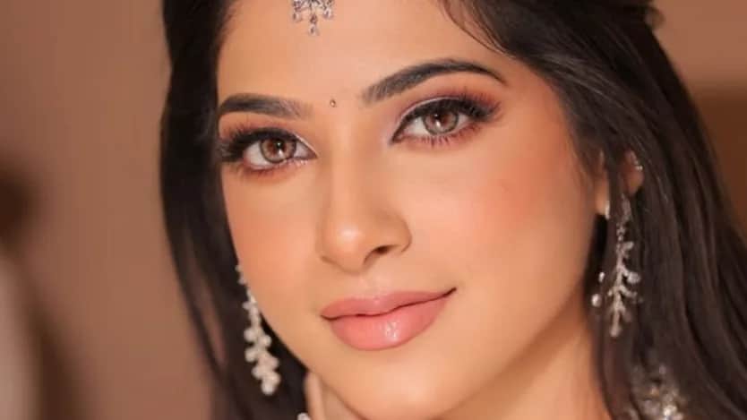 Glam Up by Navneet
